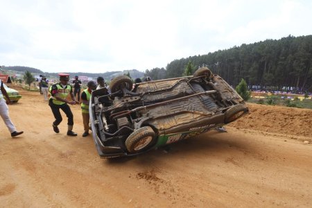 O masina a iesit de pe <span style='background:#EDF514'>TRASEU</span> si a intrat in multime la o competitie auto din Sri Lanka. Cel putin sapte oameni au murit