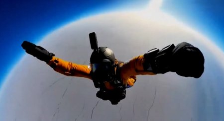 Trei rusi au aterizat la Polul Nord, la aproape 3 minute dupa ce au sarit cu parasuta din stratosfera Pa<span style='background:#EDF514'>MANTUL</span>ui