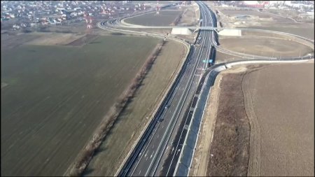 La finalul anului 2023 Romania avea 997 km de autostrada. La cat ajunge <span style='background:#EDF514'>LUNGIMEA</span> retelei de drumuri publice