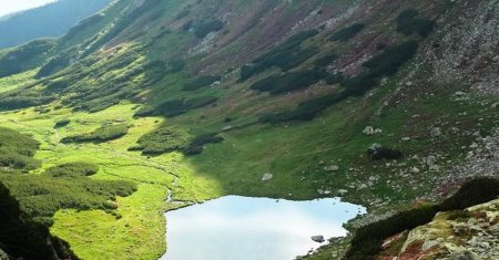 Orasul unde se afla lacul care are forma hartii Romaniei. Motivul pentru care nimeni nu are curajul sa intre in apele lui