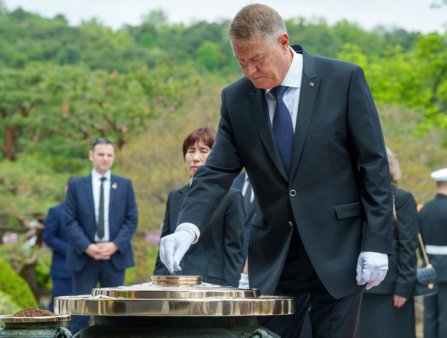 Klaus Iohannis a depus o coroana de <span style='background:#EDF514'>FLORI</span> la Seoul National Cemetery