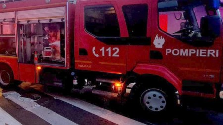 <span style='background:#EDF514'>INCENDIU</span> la o primarie din Dolj, in plina precampanie electorala! Pompierii intervin cu mai multe autospeciale