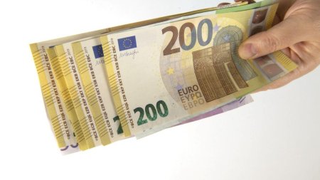 Romani inselati cu zeci de mii de euro de escroci germani. Vindeau produse de calitate <span style='background:#EDF514'>NEMT</span>easca, dar totul era doar o teapa