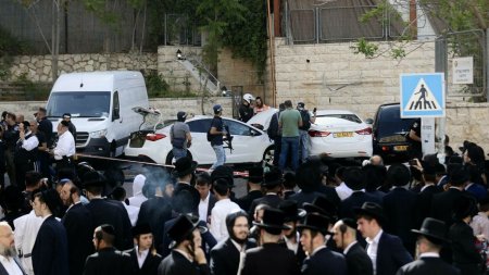 Atac <span style='background:#EDF514'>TERORIST</span> in Ierusalim. Trei oameni au fost raniti, dupa ce o masina a intrat in ei