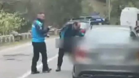 Thriller in Harghita. Un sofer beat, prins de politisti la <span style='background:#EDF514'>VOLA</span>n. Agentii au spart un geam pentru a-l scoate din masina