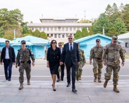 Primele <span style='background:#EDF514'>IMAGINI</span> cu Klaus Iohannis in Coreea de Sud. A vizitat zona demilitarizata dintre cele doua Corei