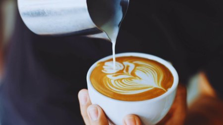 Cafeaua cu lapte poate avea un efect nebanuit asupra <span style='background:#EDF514'>ORGANISM</span>ului