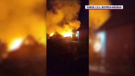 Drama intr-o familie din Bistrita-Nasaud. Un incendiu provocat le-a distrus adapostul <span style='background:#EDF514'>ANIMALE</span>lor. Focul s-a extins si la casa