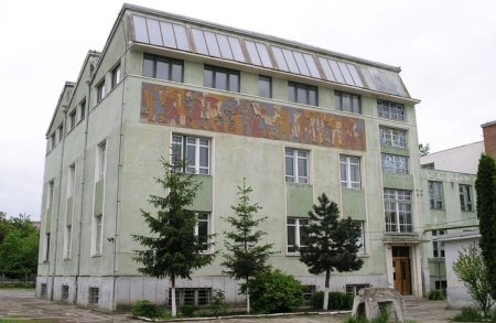 O eleva a ajuns la spital dupa ce a cazut de la primul etaj al unui <span style='background:#EDF514'>LICEU</span> din Cluj-Napoca