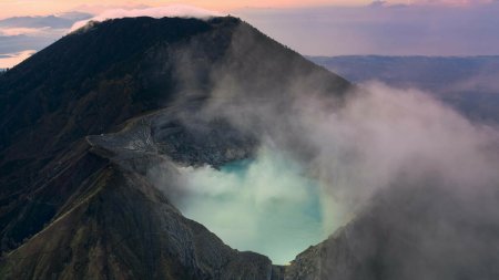 O turista a murit dupa ce a cazut intr-un vulcan. Femeia astepta ca sotul sa o fotog<span style='background:#EDF514'>RAFIE</span>ze