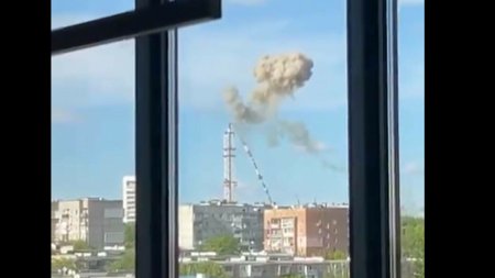 Turnul <span style='background:#EDF514'>TELEVIZIU</span>nii din Harkov a fost distrus intr-un atac rusesc. Momentul in care se prabuseste. VIDEO