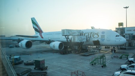 Emirates Airline si-a cerut scuze clientilor dupa haosul de la <span style='background:#EDF514'>INUNDATI</span>i. Cate valize trebuie sa returneze compania