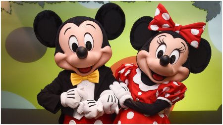 Cum au reusit doi romani din Italia sa jefuiasca zeci de turisti. Se imbracau in Mickey si <span style='background:#EDF514'>MINNIE MOUSE</span>