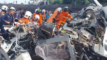 <span style='background:#EDF514'>TRAGEDIE</span> aviatica: Doua elicoptere militare s-au ciocnit in timpul unui exercitiu din Malaysia. Zece oameni au murit