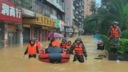 Potop in sudul Chinei. Zeci de mii de oameni au fost <span style='background:#EDF514'>EVACUATI</span> de urgenta. Cate victime sunt pana acum