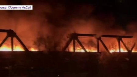 Un tren a luat foc in mers in Canada. <span style='background:#EDF514'>IMAGINI</span> cu vagoanele care ard ca o torta VIDEO