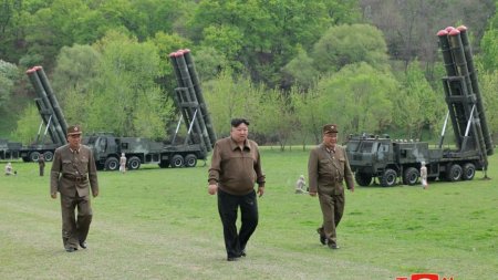 Primul exercitiu de <span style='background:#EDF514'>SIMU</span>lare a activarii nucleare, supervizat de Kim Jong Un, cu mare satisfactie