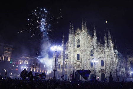 Imaginile bucuriei » Fanii lui Inter au facut spectacol in Milano dupa castigarea Scudetto pentru a 20-a oara in istorie