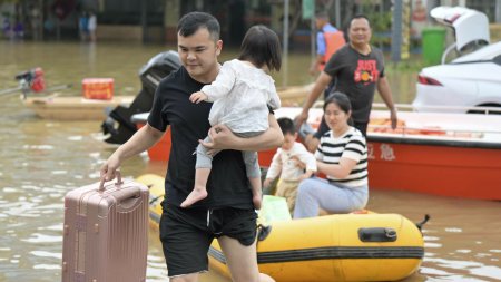 Sudul Chinei, p<span style='background:#EDF514'>LASA</span>t sub alerta rosie dupa ploi torentiale soldate cu victime