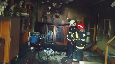 Un copil a murit intr-un apartament din Ploiesti, dupa ce un incendiu a izbucnit in timp ce <span style='background:#EDF514'>TATAL</span> sau era la biserica
