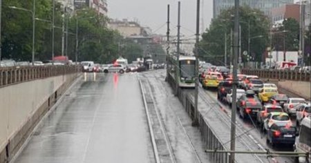 Accident teribil la Piata Victoriei: Pasajul blocat dupa ce o persoana a cazut de pe strada