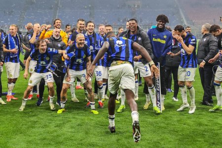 Fotbalistii de la Inter Milano au sarbatorit cu o manea cucerirea titlului in Italia. Au <span style='background:#EDF514'>DANS</span>at la vestiar pe ritmurile Made in Romania. VIDEO