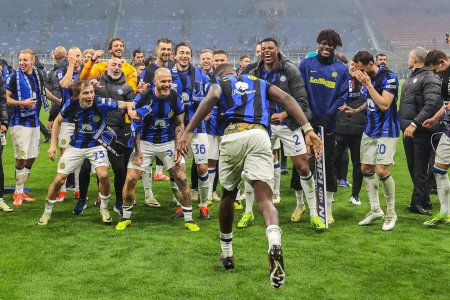 Fotbalistii de la Inter <span style='background:#EDF514'>MILANO</span> au sarbatorit cu o manea cucerirea titlului in Italia. Au dansat la vestiar pe ritmurile Made in Romania. VIDEO