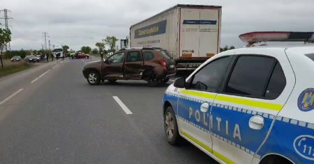 Carambol cu trei masini pe <span style='background:#EDF514'>SOSEAUA MORTII</span>, langa Buzau. Doua persoane au fost ranite VIDEO