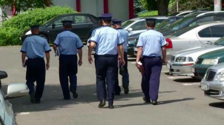 Politisti din Botosani condamnati sa dea inapoi branza pe care au luat-o ca spaga