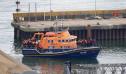 Cinci oameni, inclusiv o fetita de sapte ani, au murit in timp ce incercau sa traverseze Canalul Manecii, pe o ambarcatiune plina cu migranti