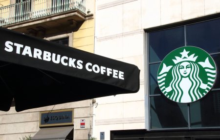 Starbucks vrea sa reduca peste <span style='background:#EDF514'>NOAPTE</span> dimensiunea canilor de cafea cu 20% si spera sa nu remarce nimeni. Inginerii au testat sute de mii de modele pentru a reduce cat mai mult plasticul