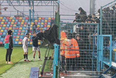 Fotbalistul de la FCU Craiova l-a desfiintat pe Trica in fata suporterilor: Suntem vai <span style='background:#EDF514'>MORTII</span> nostri!