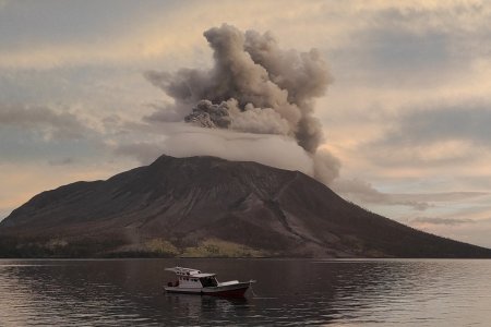 <span style='background:#EDF514'>ERUPTIA</span> puternica a unui vulcan. Ce efect are asupra vremii si a climei