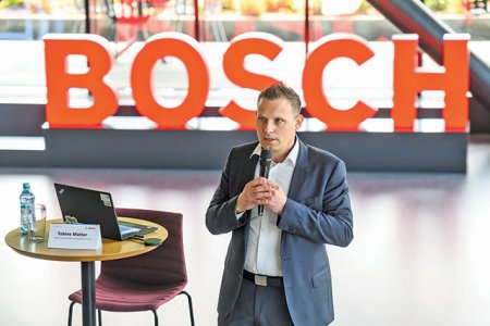 Tobias Matter, directorul Centrului R&D Bosch din Cluj: Oferim internship pentru studenti, dar nu ii recrutam full-time. Ei intai trebuie sa isi termine studiile. Centrul de <span style='background:#EDF514'>INGINERI</span>e Bosch are 1.700 de specialisti cu birouri in Cluj, Bucuresti si Sibiu.