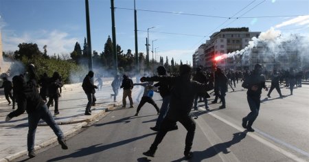 In Grecia, 67 de persoane au fost arestate pentru participare la o <span style='background:#EDF514'>ORGANIZ</span>atie criminala