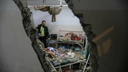 <span style='background:#EDF514'>GROPI</span> comune descoperite la doua spitale din Gaza atacate de Israel. ONU cere o ancheta