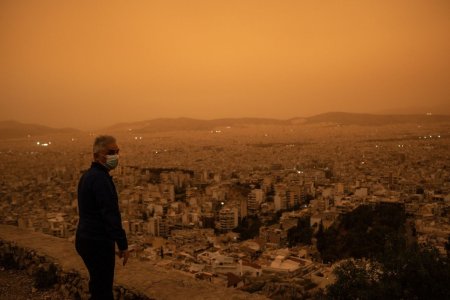 Orase grecesti, acoperite de o ceata portocalie din cauza unui nor de praf saharian. Unul dintre cele mai grave <span style='background:#EDF514'>EPISOADE</span> din ultimii ani