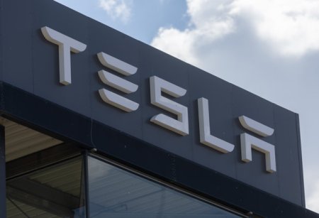 Tesla promite masini mai ieftine dupa ce cererea pentru vehicule <span style='background:#EDF514'>ELECTRICE</span> a scazut