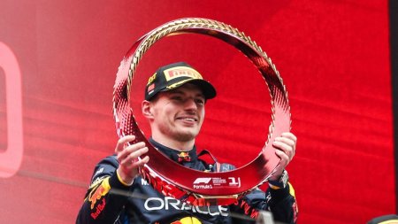Seful <span style='background:#EDF514'>RED BULL</span> anunta ca Verstappen nu va pleca de la campioana F1 pana in 2028
