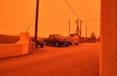 A<span style='background:#EDF514'>TENA</span>, inghitita de ceata portocalie provocata de furtuna de praf din Sahara