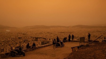 Imagini spectaculoase cu ceata portocalie care a inghitit Atena dupa furtuna de praf din Sahara