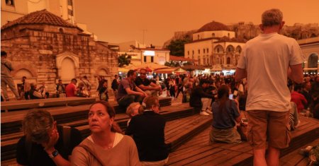 Imagini unice in Atena. Orasul a fost inghitit de o <span style='background:#EDF514'>CEATA</span> portocalie de la furtuna de nisip din Sahara
