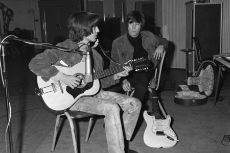 <span style='background:#EDF514'>CHITARA</span> acustica pierduta a lui John Lennon din anii '60 va fi scoasa la licitatie