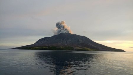 Imagine spectaculoasa cu un vulcan puternic care a erupt. Ce ar putea insemna acest lucru pentru vreme si c<span style='background:#EDF514'>LIMA</span> | FOTO