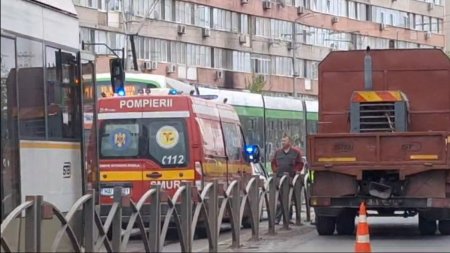 Un tramvai s-a c<span style='background:#EDF514'>IOCN</span>it cu o ambulanta, aproape de Piata Obor din Bucuresti. Circulatia este ingreunata pe ambele sensuri