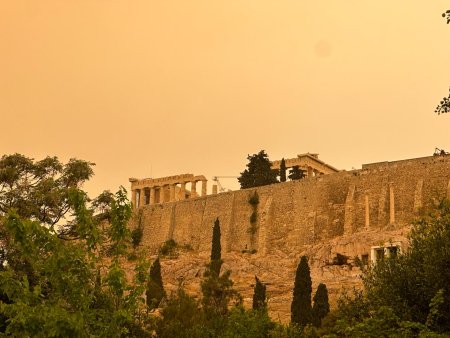 Atena si alte orase din Grecia, <span style='background:#EDF514'>ACOPERIT</span>e de praful saharian (Foto si Video)