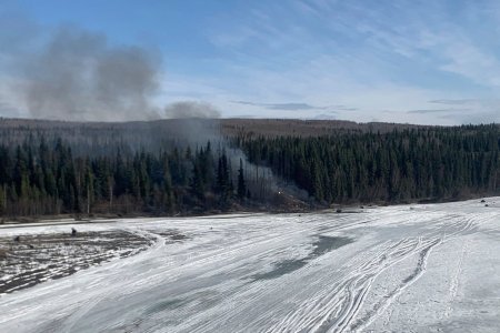 Un avion care transporta combustibil s-a <span style='background:#EDF514'>PRABUSIT</span> langa un rau inghetat din Alaska