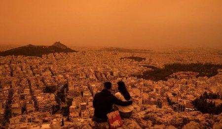 Atena, inghitita de ceata portocalie provocata de furtuna de praf din Sahara