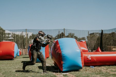 Cum poate ajuta <span style='background:#EDF514'>JOCUL</span> de paintball la construirea unor relatii mai bune la locul de munca?