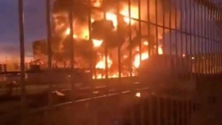 Incendiu urias la o inst<span style='background:#EDF514'>ALATI</span>e energetica din Rusia dupa un atac cu drone din Ucraina | Video
